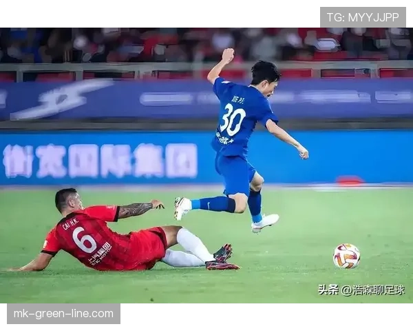 上海海港近期防守表现存在起伏,主场关键战役中暴露明显短板 上海海港近期防守表现存在起伏,主场关键战役中暴露明显短板
